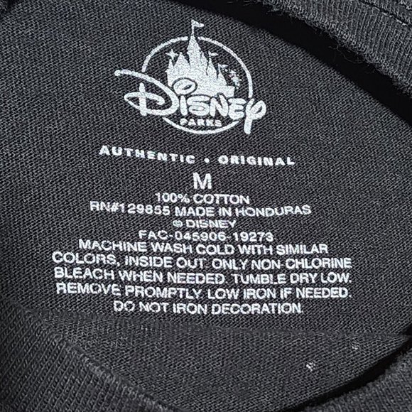 WALT DISNEY WORLD 2019 M Mickey Mouse Pumpkin Halloween Glow in the Dark T-Shirt - Picture 3 of 6